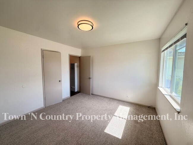 Building Photo - 818-820 University Ave.