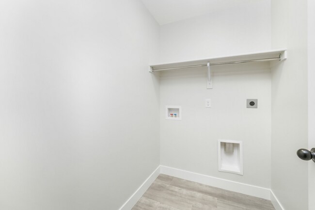 Building Photo - Pet-Friendly End-Unit Townhome in Lehi.