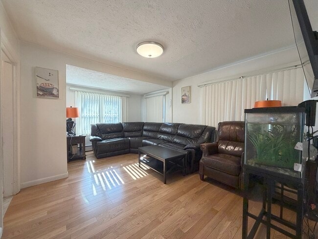 Building Photo - 10 W Elm Ave