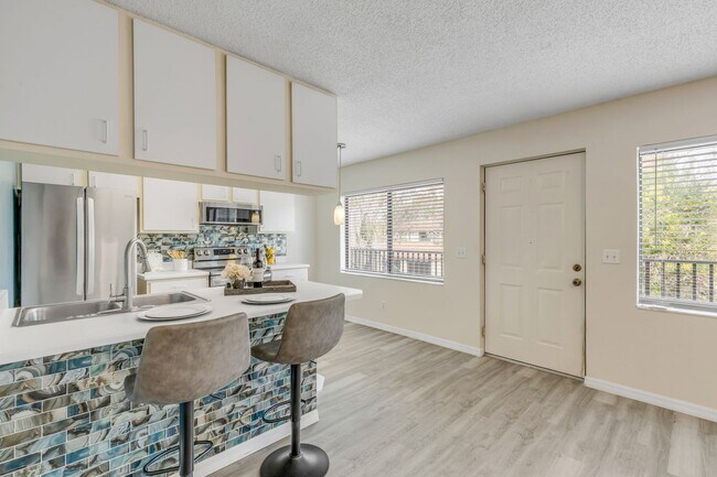 Building Photo - Spacious, sleek & central: 2Bedroom/2Bath condo in Daytona Beach!