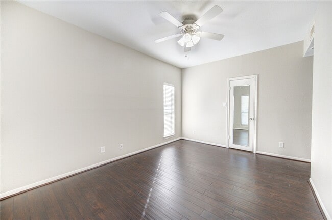 Building Photo - 726 Bering Dr