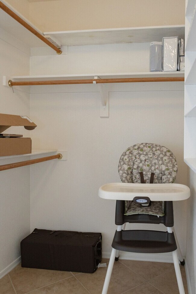 Building Photo - 1541 E Peregrine Trail