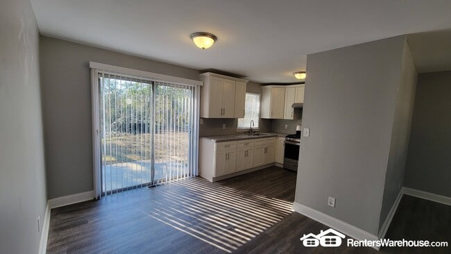 Building Photo - 131 Oak Dr SW