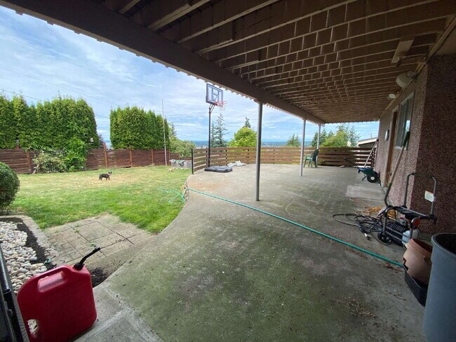 Building Photo - Spectacular Panoramic View at this 5-bed, ...
