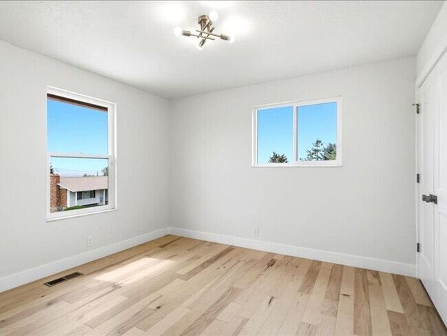 Building Photo - BOUNTIFUL New Remodeled 4 bed 3 bath home