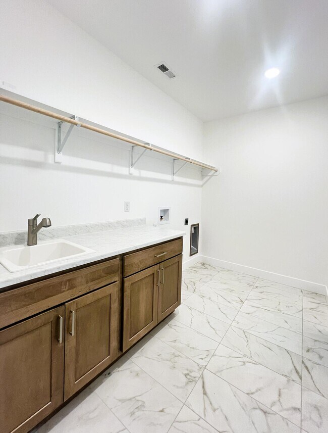 Building Photo - 808 Napa Dr