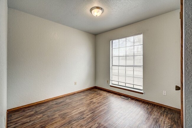 Building Photo - 4 Bed 2 Bath in Moore School District