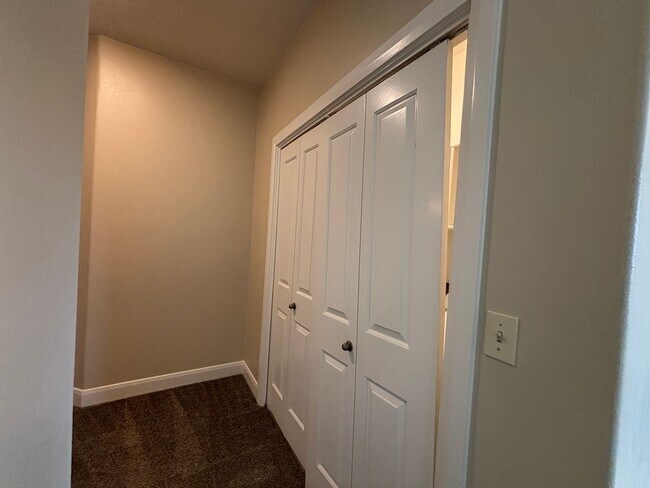 Building Photo - APARTMENT IN GREAT LOCATION FOR RENT!