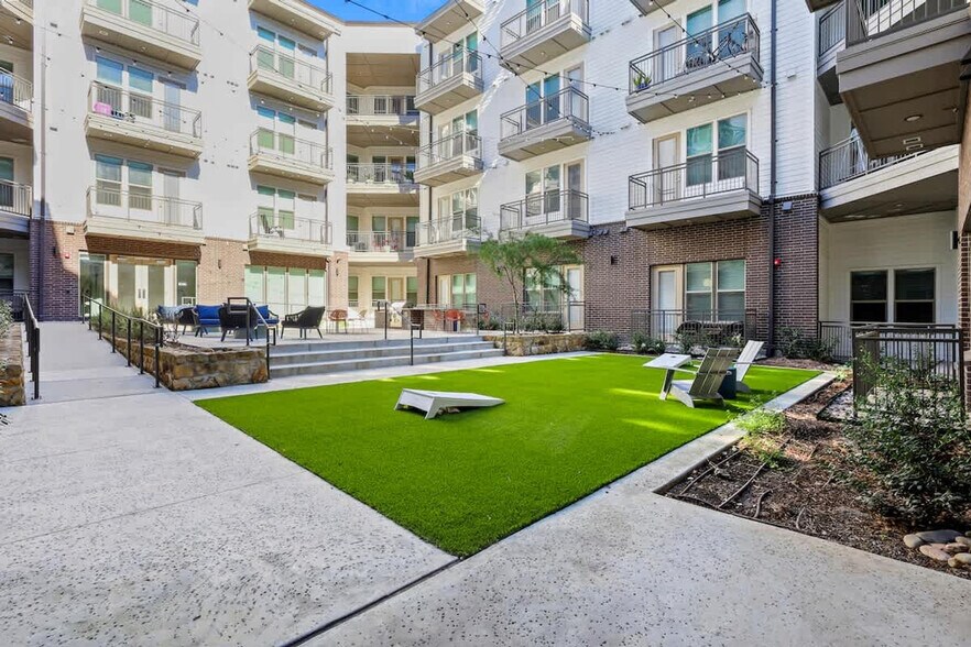 Building Photo - 13701 Montfort Dr