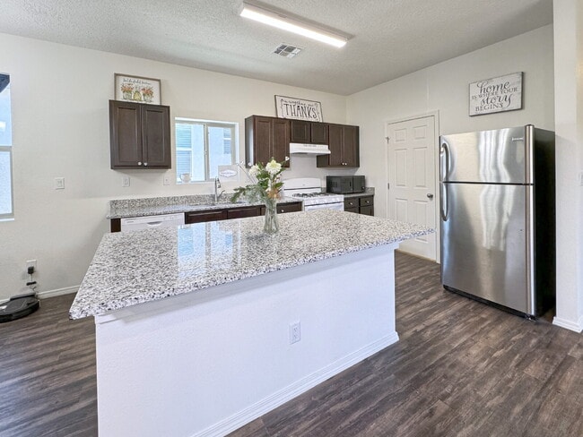 Building Photo - Almost new home in Mountain Hawk area of Northern Rio Rancho.