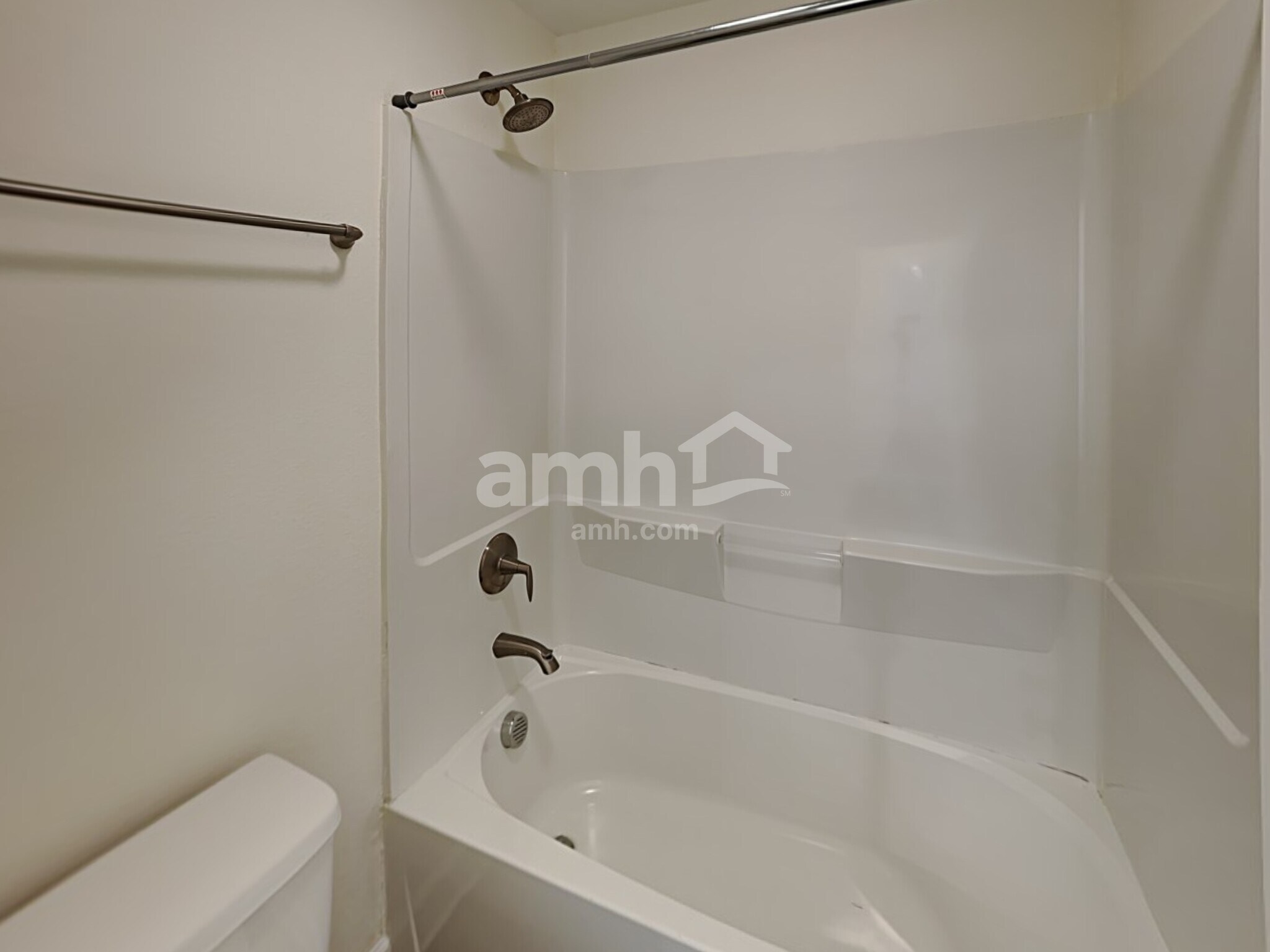 Building Photo - 527 Pine Terrace Dr