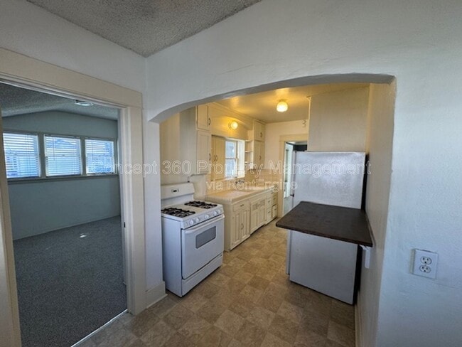 Building Photo - 3811 E 10th St