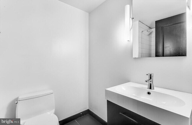 Building Photo - 1701 Tulip St