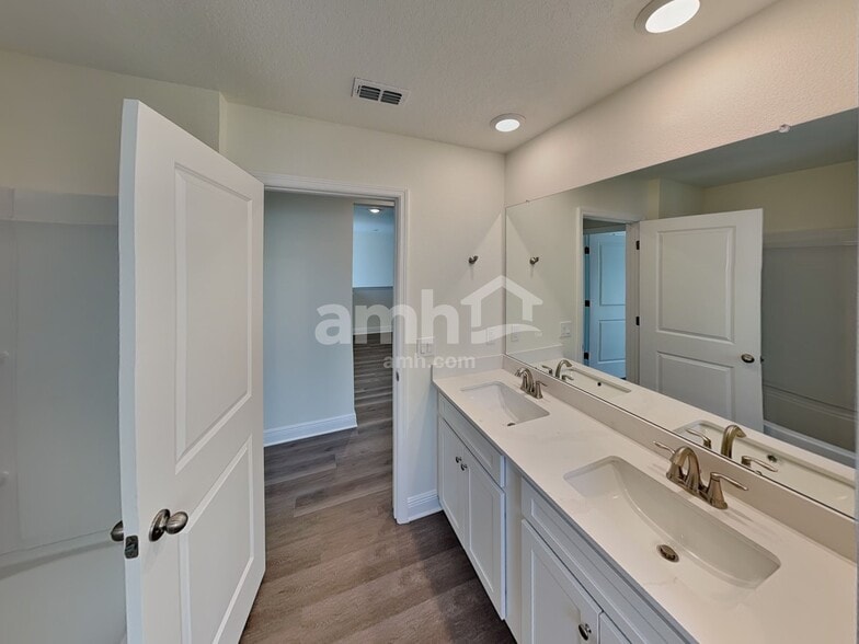 Building Photo - 5970 Sycamore Pl St