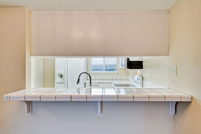 Building Photo - Cute One Bedroom Condo with Central AC and Heat.