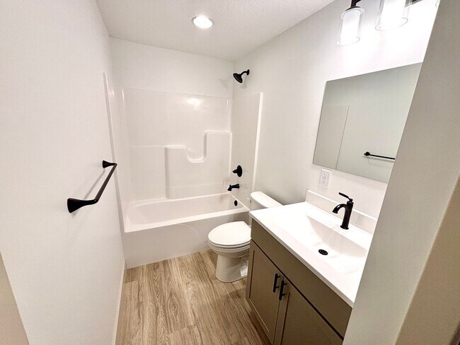 Building Photo - Newly Remodeled Home in the Heart of MHK!