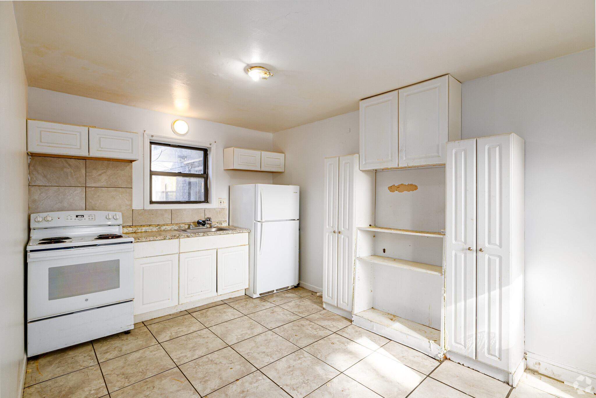 2BR, 2BA - 770SF - Kitchen - 1266 Washington Ave