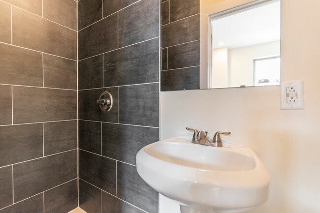 Building Photo - 1614 N Sydenham St