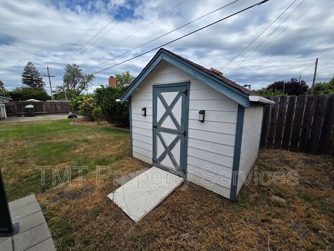 Building Photo - 9 W Robinhood Dr
