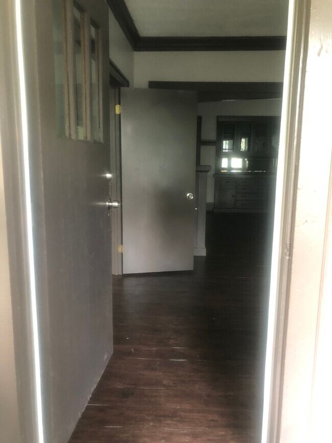 Building Photo - 3 Bedroom, 1 Bath House Available with Private Yard