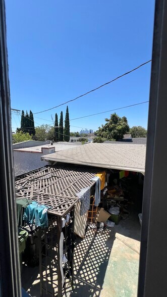 Building Photo - 1071 Dundas St