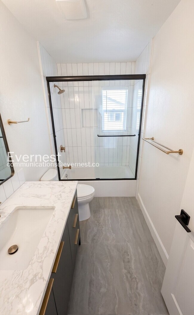 Building Photo - 4-Bed/2-Bath Home /Available Now!