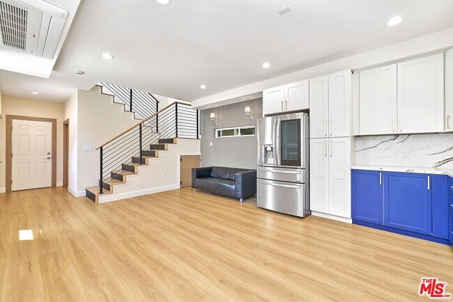 Building Photo - 823 Lorraine Blvd