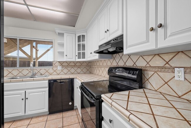 Building Photo - 533 Hibiscus Ct