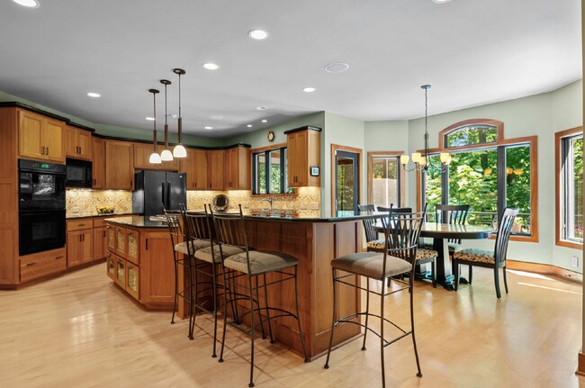 Building Photo - Luxurious 5-Bed Sanctuary with Scenic View...