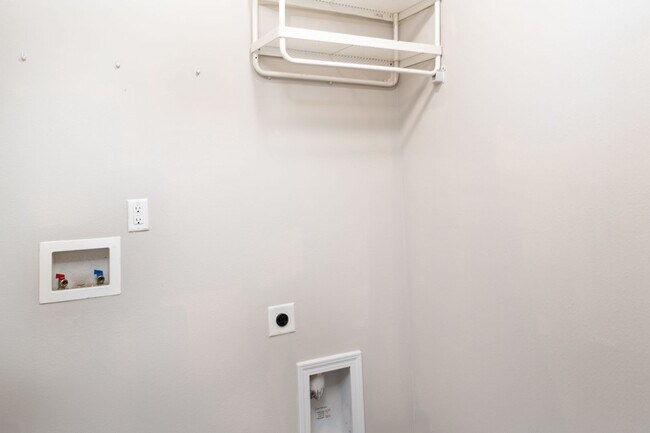 Building Photo - Spacious 5-Bed, 3.5-Bath Residence with 4,003 Sqft, Master on 1st Floor, Elegant Design, & Versat...