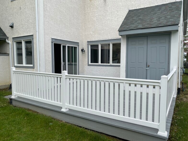Building Photo - 425 Chanticleer