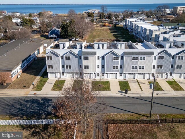 Building Photo - 308 Douglas Ave