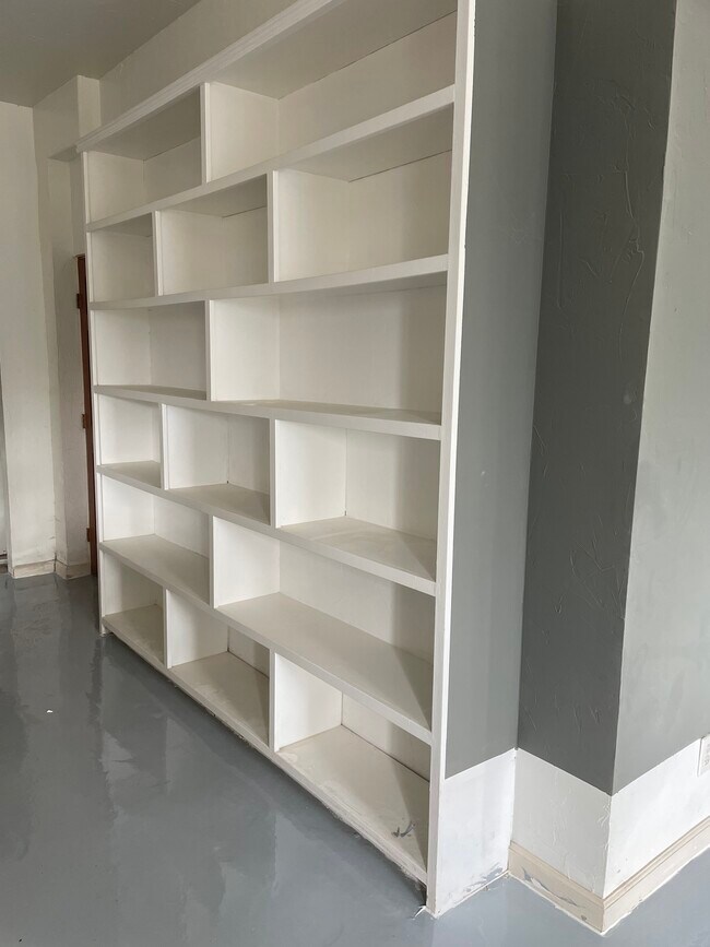Built in book shelves - 1126 Buelah Ave