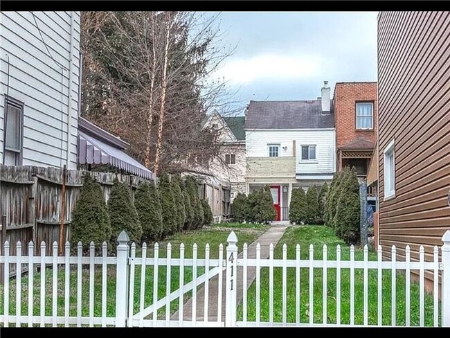 Building Photo - 3 bedroom - great location, central air, laundry.