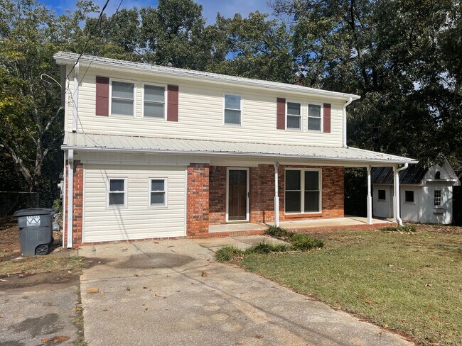 Building Photo - 764 Oak Dr E