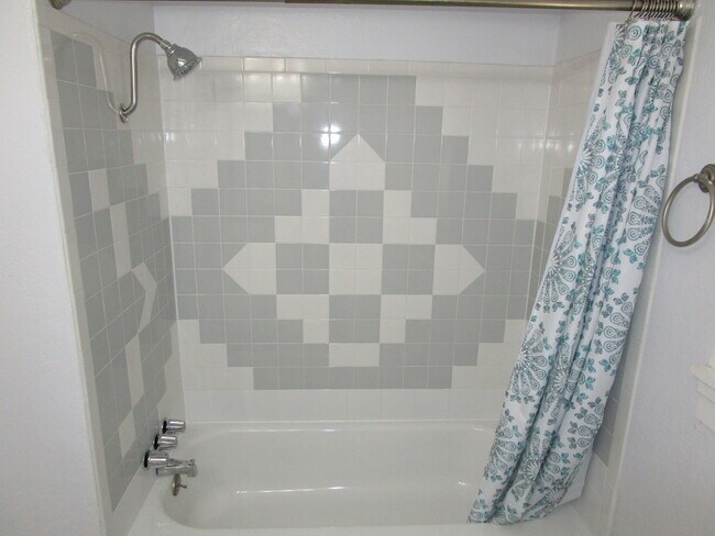 Building Photo - (2) Bed/(1) Bath + Study Avail NOW! Close to Core Norman and OU!