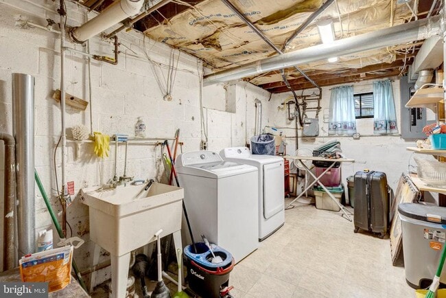 Building Photo - 4213 University Dr