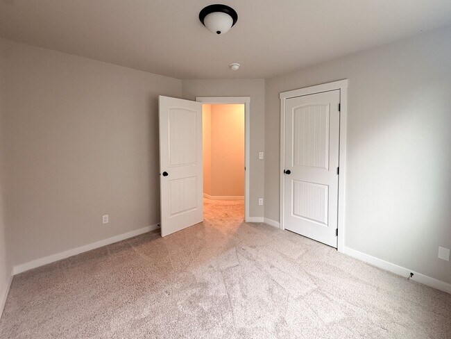 Building Photo - 5590 Mountain Quail Dr S