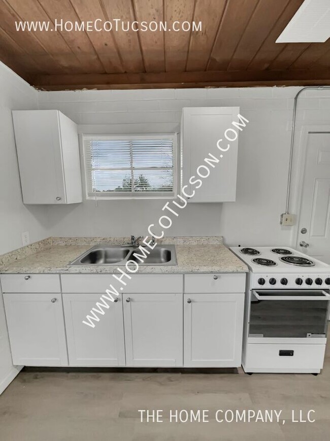 Building Photo - Charming One-Bedroom Home on a Large Corne...