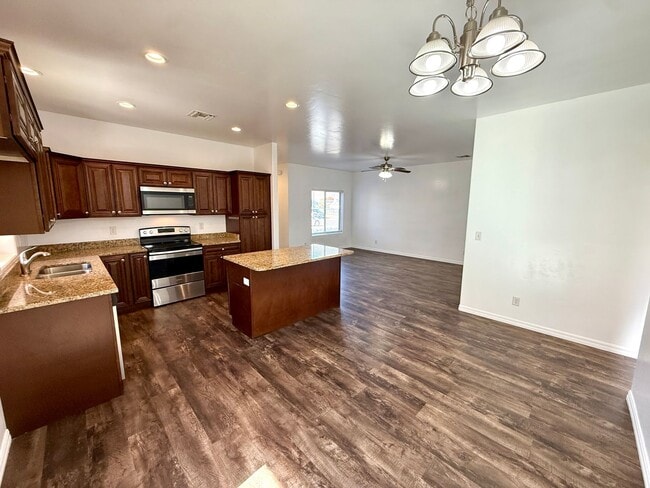 Building Photo - Great 3 Bedroom, 2 Bathroom Home Centrally Located- Available Now!