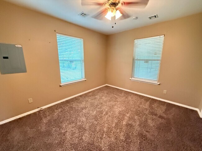 Building Photo - Kellysville 2 bedroom Plenty of Parking, Large fenced yard