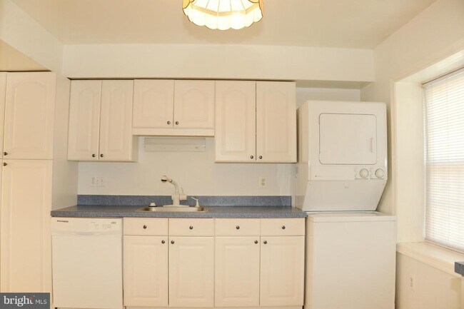 Building Photo - 6533 Yadkin Ct