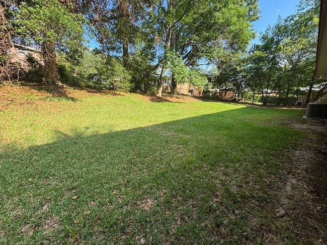 Building Photo - Beautiful 3 Bedroom, 2 Bath Home in a Quie...