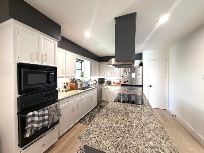 Building Photo - 13914 Swiss Hill Dr