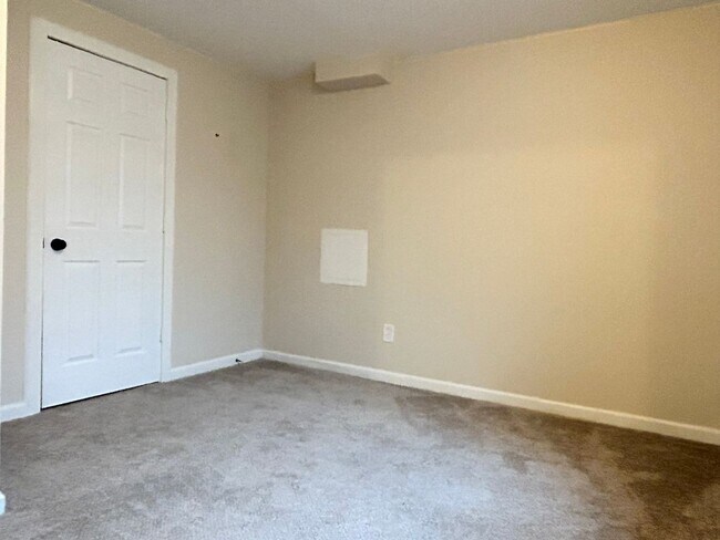 Building Photo - Beautiful Home, Close to Milford Lake