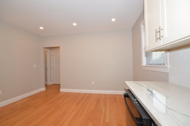 Building Photo - 18 Eaton Ave