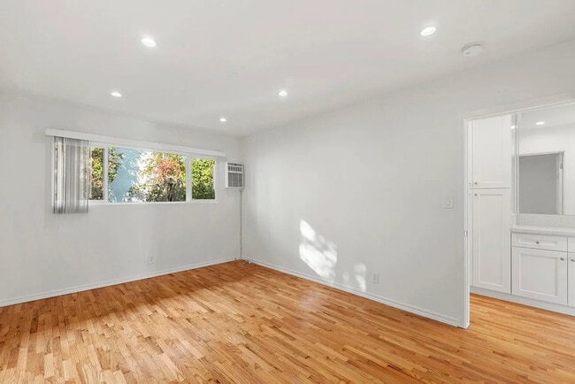 Building Photo - 1425 N Harper Ave