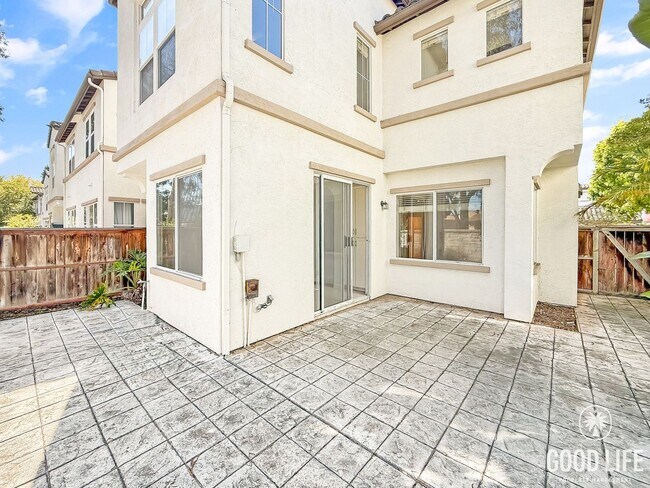 Building Photo - Modern 3-Bedroom Home with Backyard, Beaut...