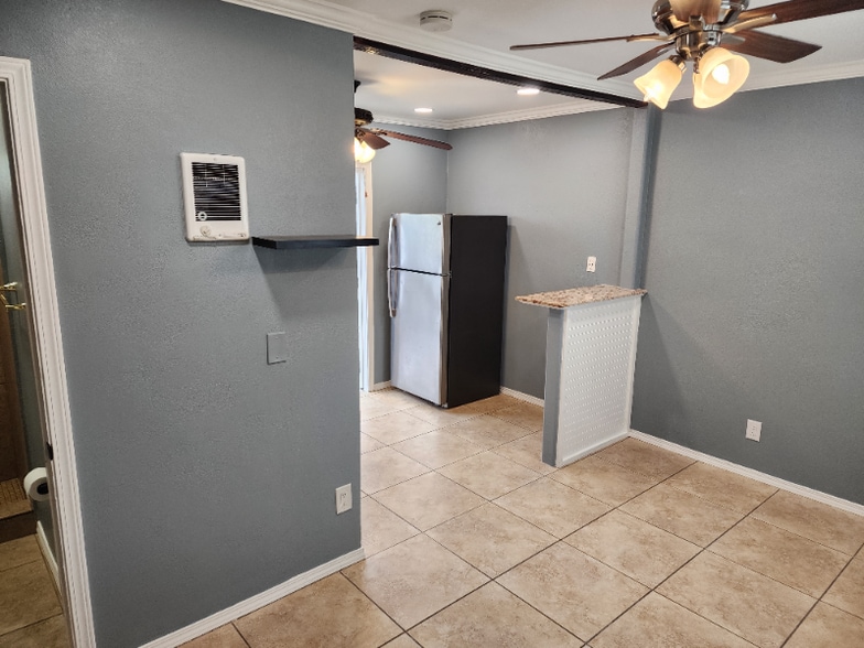 Building Photo - 715 S Pine St