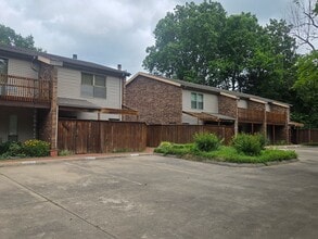 Building Photo - 2588 E Sweetbriar Dr
